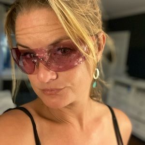 Never worn Dior women’s pink sunglasses 😎